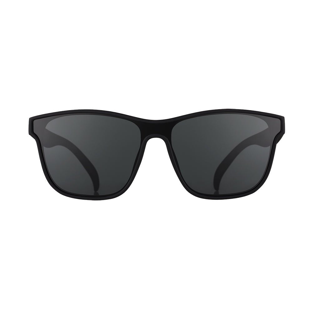Óculos de sol preto unissex com armação quadrada e lente única preta não refletiva, polarizada com proteção UV400. O acessório é leve, confortável e não escorrega ou pula no rosto ao realizar esportes.