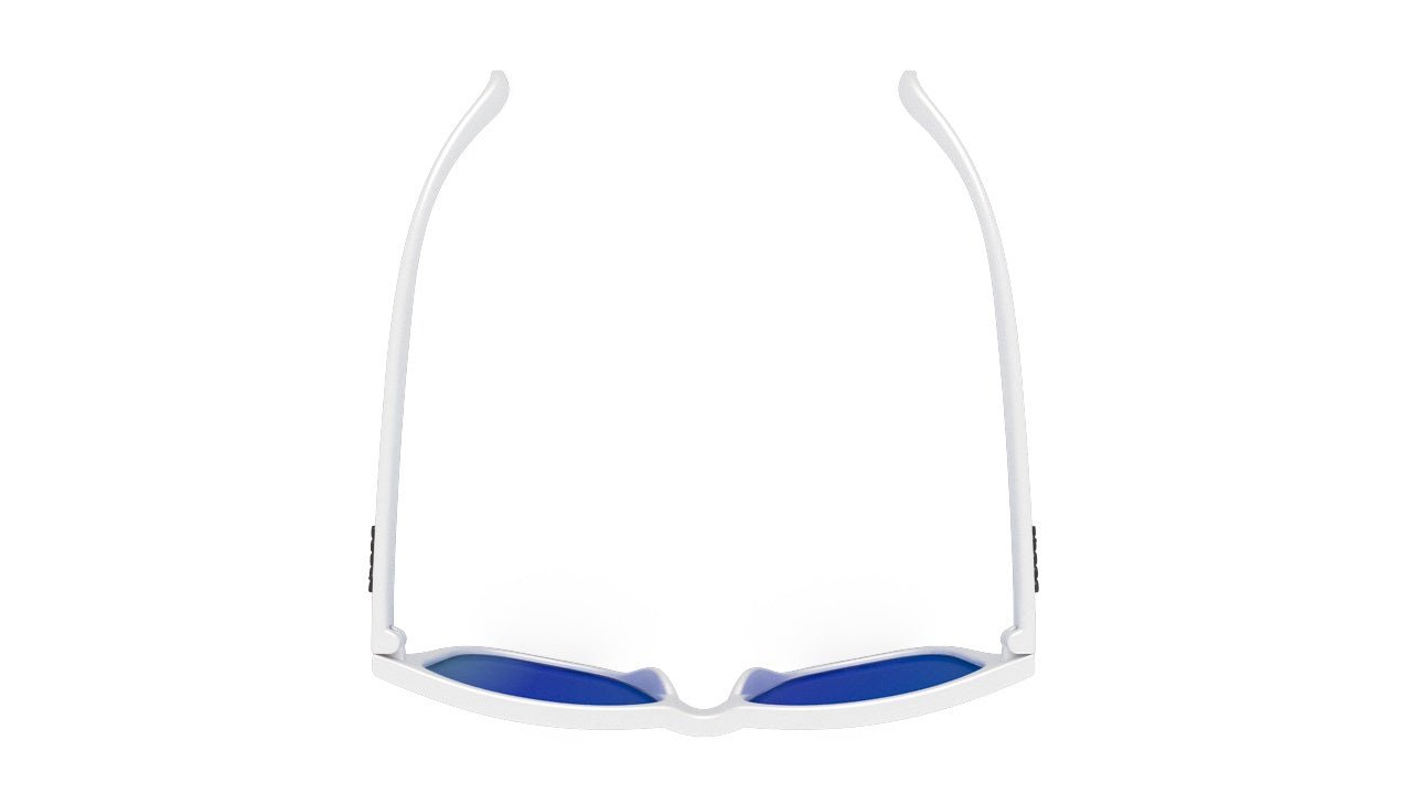 Óculos de sol branco unissex com armação quadrada e lente azul espelhada, polarizada com proteção UV400. O acessório é leve, confortável e não escorrega ou pula no rosto ao realizar esportes.