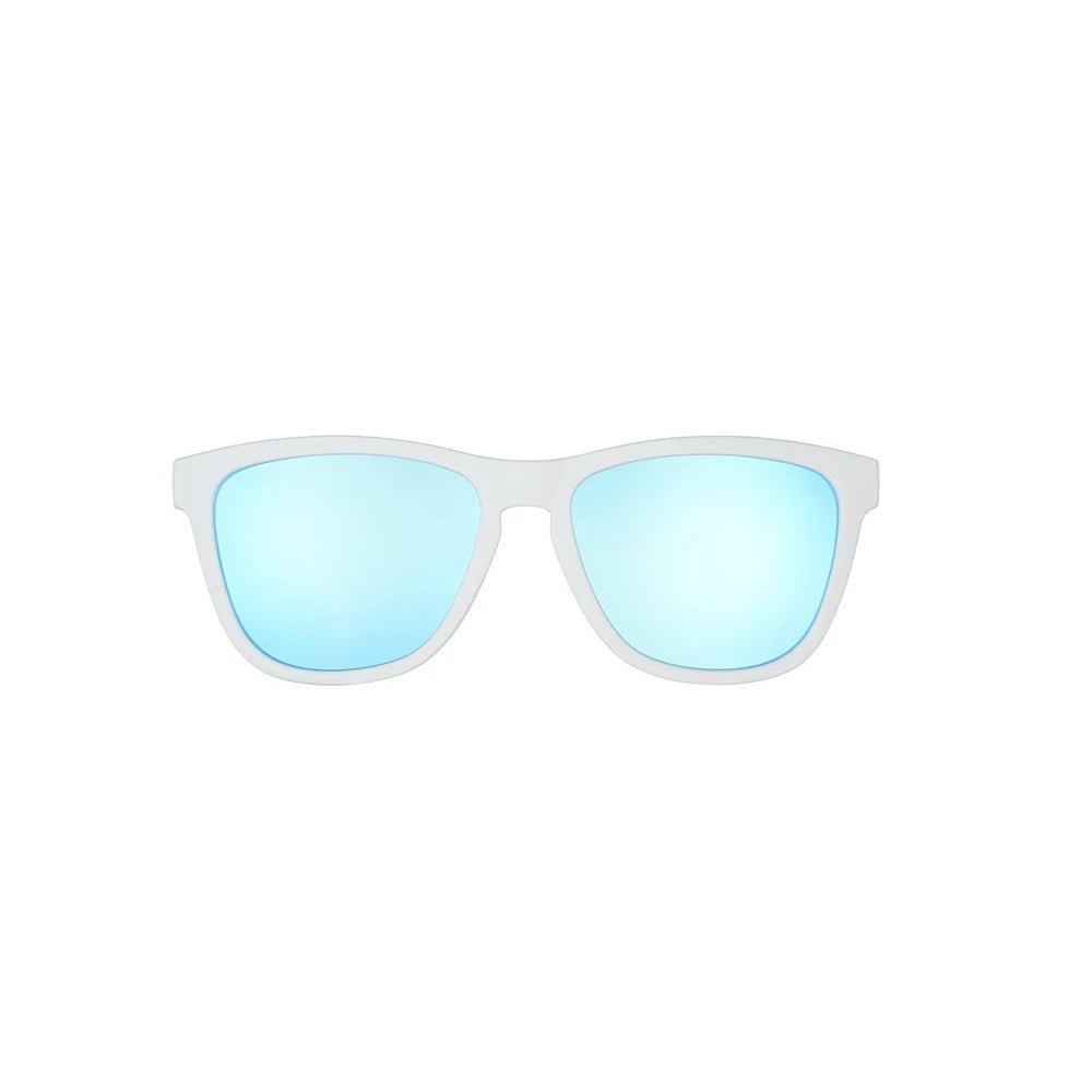 Óculos de sol branco unissex com armação quadrada e lente azul espelhada, polarizada com proteção UV400. O acessório é leve, confortável e não escorrega ou pula no rosto ao realizar esportes.