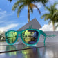Óculos de sol verde unissex com armação quadrada e lente verde espelhada, polarizada com proteção UV400. O acessório é leve, confortável e não escorrega ou pula no rosto ao realizar esportes.