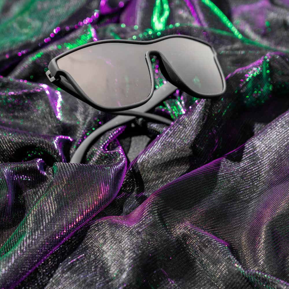 Óculos de sol preto unissex com armação quadrada e lente única preta não refletiva, polarizada com proteção UV400. O acessório é leve, confortável e não escorrega ou pula no rosto ao realizar esportes.