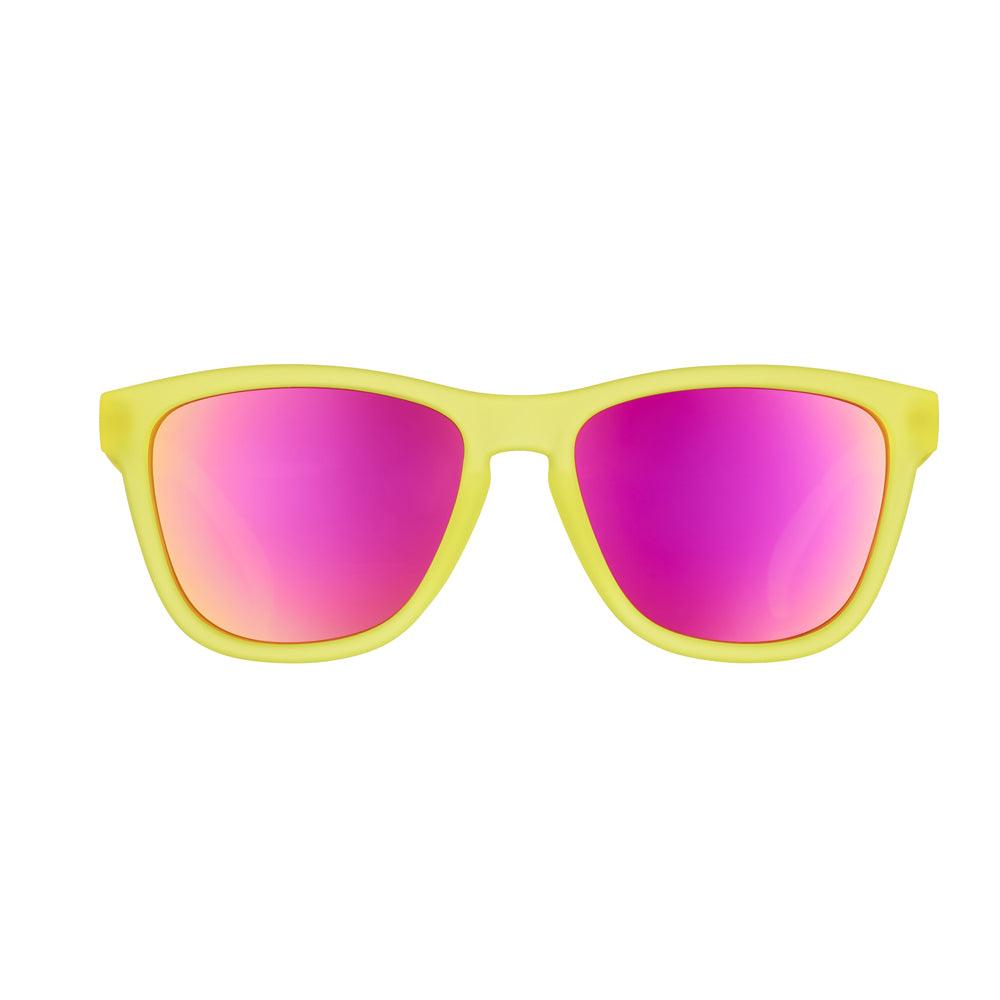 Óculos de sol amarelo unissex com armação quadrada e lente rosa espelhada, polarizada com proteção UV400. O acessório é leve, confortável e não escorrega ou pula no rosto ao realizar esportes.