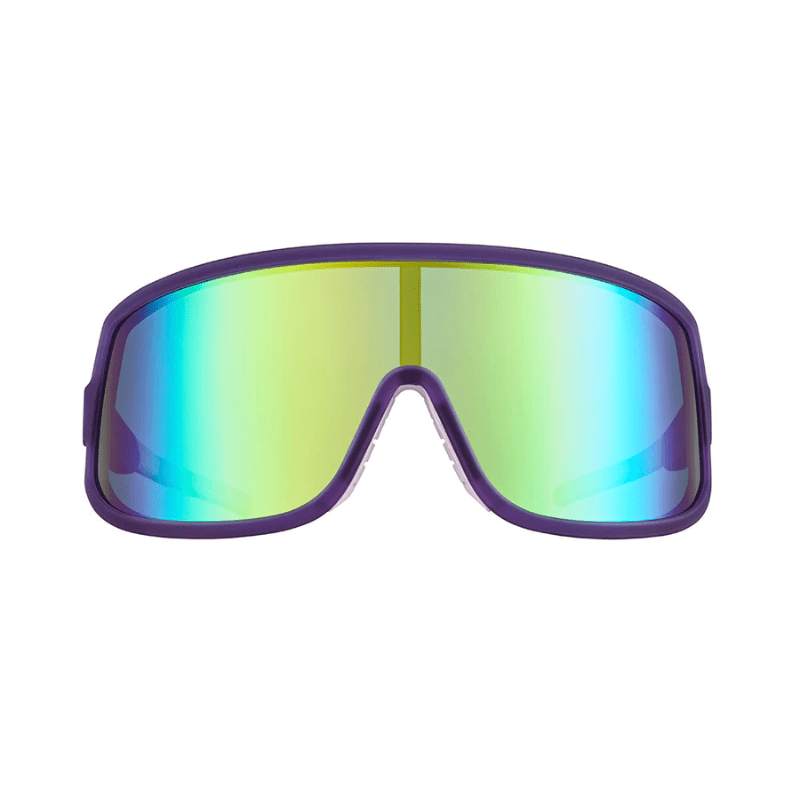 Óculos de sol roxo unissex com armação máscara e lente única verde espelhada, polarizada com proteção UV400. O acessório é leve, confortável e não escorrega ou pula no rosto ao realizar esportes.