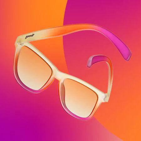 Óculos de sol marrom-laranja degradê unissex com armação quadrada e lente marrom não refletiva, polarizada com proteção UV400. O acessório é leve, confortável e não escorrega ou pula no rosto ao realizar esportes.