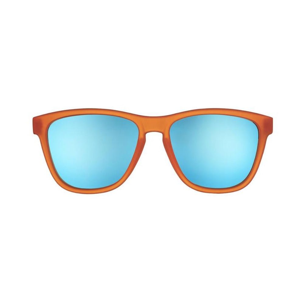 Óculos de sol laranja unissex com armação quadrada e lente azul espelhada, polarizada com proteção UV400. O acessório é leve, confortável e não escorrega ou pula no rosto ao realizar esportes.