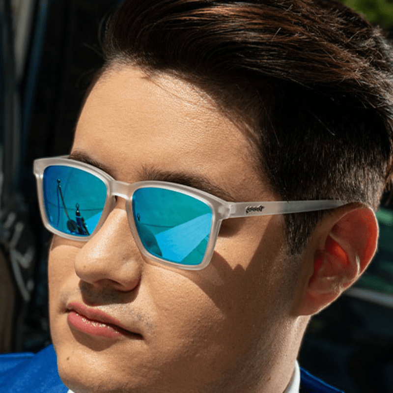 Óculos de sol transparente unissex com armação quadrada para rosto pequeno e lente azul espelhada, polarizada com proteção UV400. O acessório é leve, confortável e não escorrega ou pula no rosto ao realizar esportes.