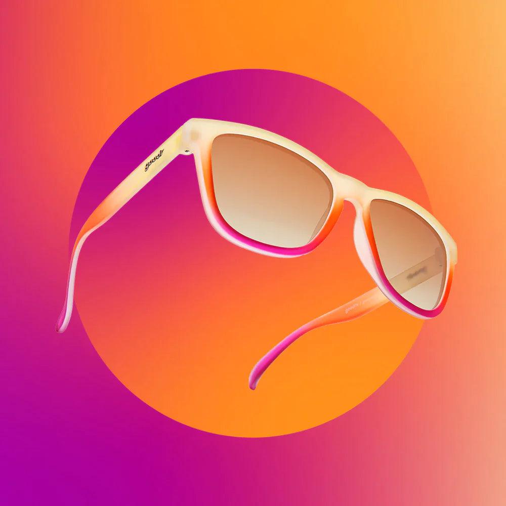 Óculos de sol marrom-laranja degradê unissex com armação quadrada e lente marrom não refletiva, polarizada com proteção UV400. O acessório é leve, confortável e não escorrega ou pula no rosto ao realizar esportes.