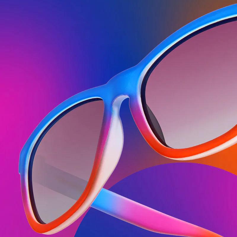 Óculos de sol azul-roxo degradê unissex com armação quadrada e lente lilás não espelhada, polarizada com proteção UV400. O acessório é leve, confortável e não escorrega ou pula no rosto ao realizar esportes.