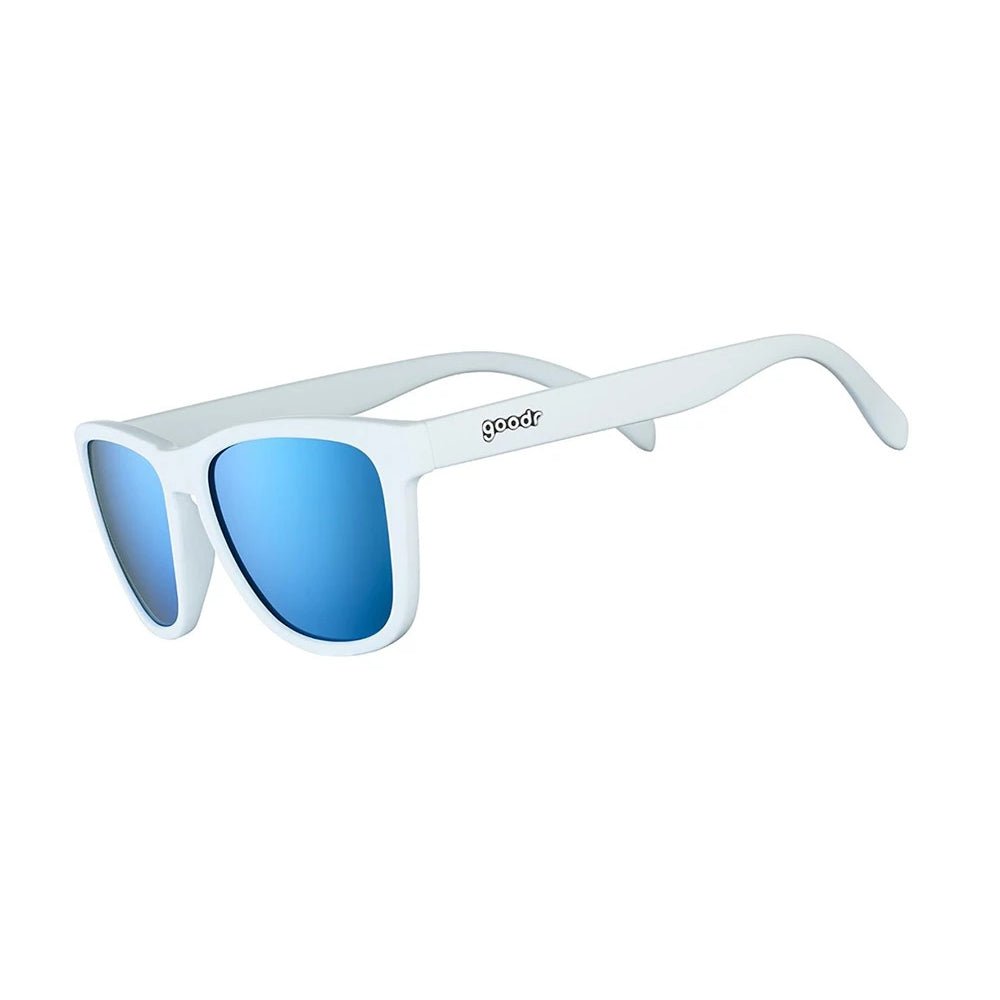 Óculos de sol branco unissex com armação quadrada e lente azul espelhada, polarizada com proteção UV400. O acessório é leve, confortável e não escorrega ou pula no rosto ao realizar esportes.