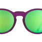 Óculos de sol roxo unissex com armação redonda e lente verde espelhada, polarizada com proteção UV400. O acessório é leve, confortável e não escorrega ou pula no rosto ao realizar esportes.