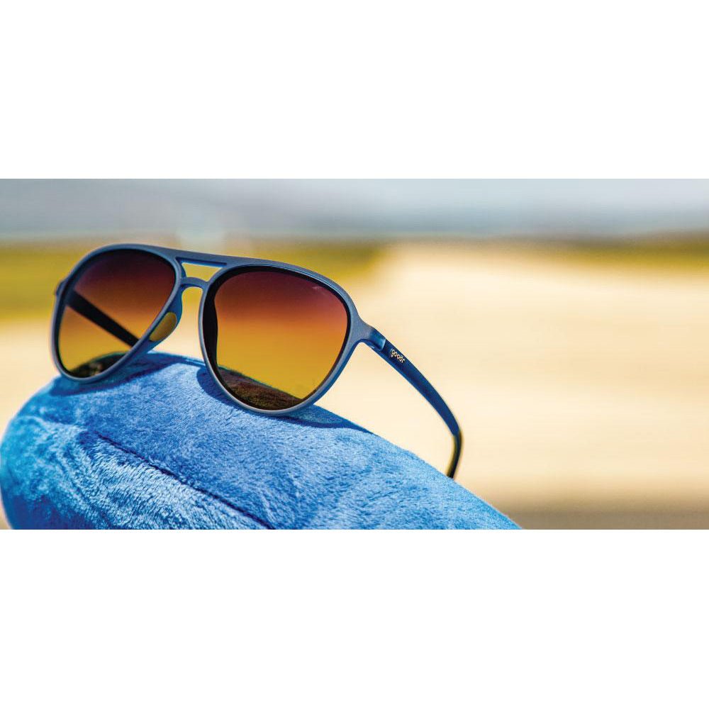 Óculos de sol azul marinho unissex com armação aviador e lente marrom degradê não refletiva, polarizada com proteção UV400. O acessório é leve, confortável e não escorrega ou pula no rosto ao realizar esportes.