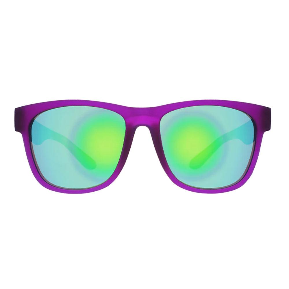 Óculos de sol unissex roxo de armação quadrada grande e lente verde em foco frontal.