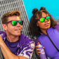 Homem e mulher utilizando os óculos roxo de lente quadrada Colossal Squid Confessions.